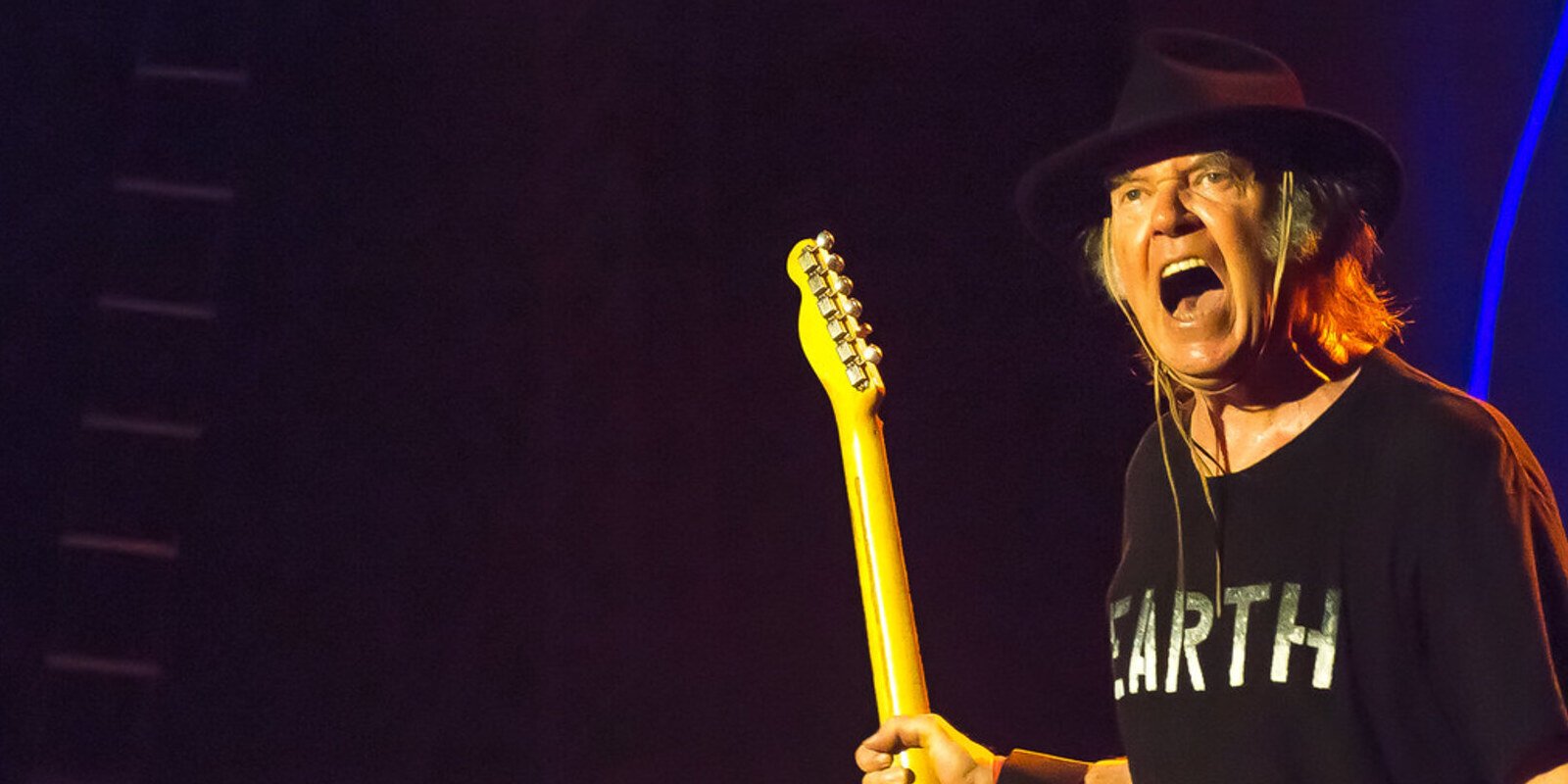neil-young--kyonokyonokyono-is-licensed-under-cc.jpg man with guitar